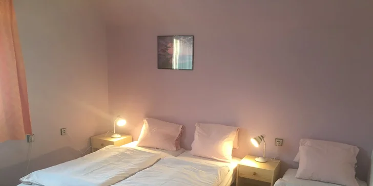 Na výběr máte pokoj s vlastní koupelnou a toaletou nebo pokoj se sdíleným sociálním zařízením.