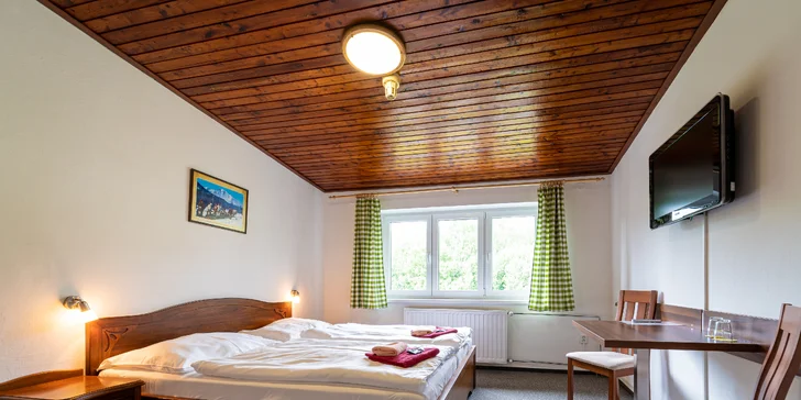 Apartmán má kromě ložnice i obývací pokoj. 