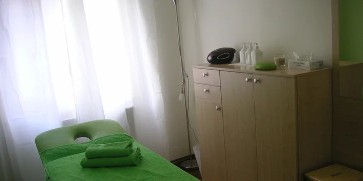 Maséři jsou plně koncentrovaní na svou práci.