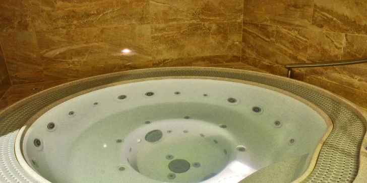 Celou hodinu si odpočinete i v privátní wellness zóně, kde si zalaškujete s bublinkami ve vířivce. 