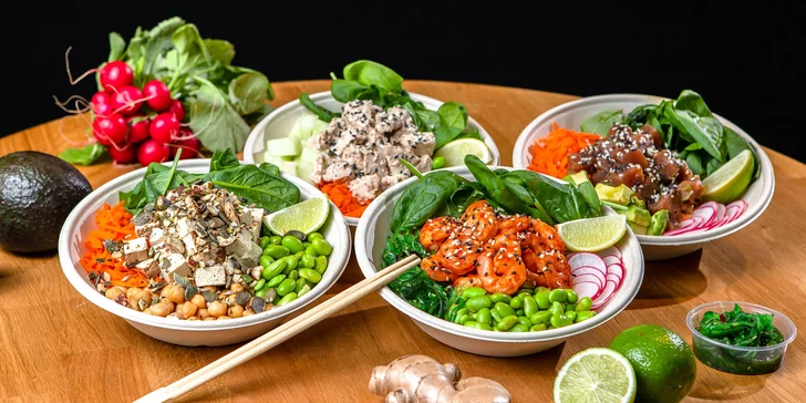 4 druhy chutného a zdravého poké s wakame šalátom a nápojom v Poké bistro