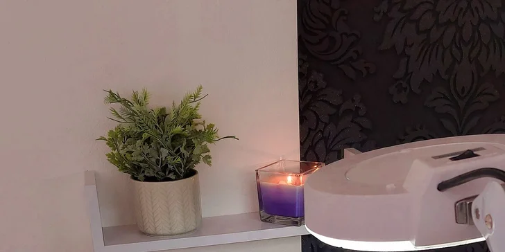 Při kosmetickém ošetření se vaše pleť odlíčí, vyčistí čisticím gelem a ultrazvukovou špachtlí.