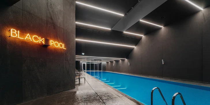 Black Pool má 24 metrů na délku a 6 metrů na šířku. Krom samotného bazénu je tu i saunová zóna a 3 vířivky na terase. 