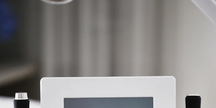 Oxygenoterapie zahrnuje tři terapie v jednom. Exfoliaci, infuzi vybraného séra a okysličení pokožky.