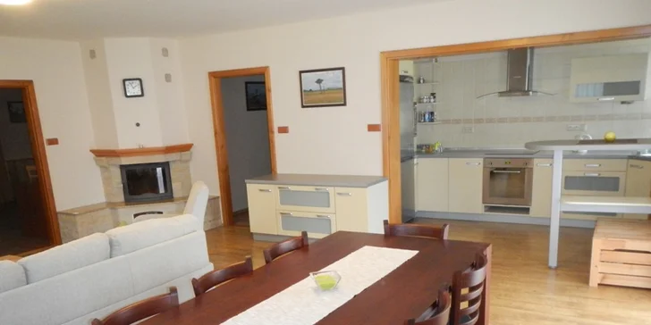 Bungalov má až 8 pohodlných lůžek rozmístěných ve 3 pokojích (2 + 2 + 4 postele).