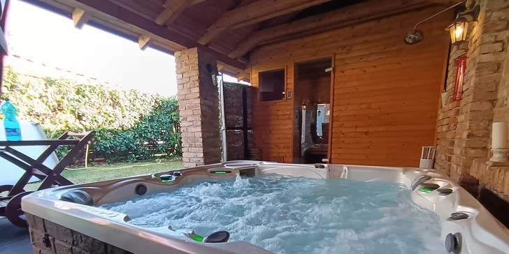 A co takhle si nechat trochu promasírovat svaly ve vířivce? V rámci jedné z variant si užijete neomezený vstup do wellness.