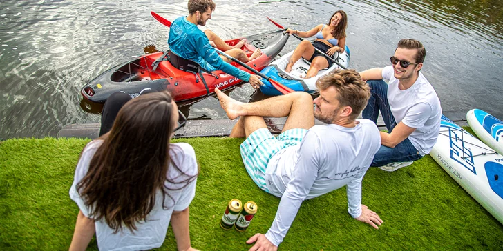 ... nebo proplouvejte vodní hladinou Vltavy na paddleboardu.