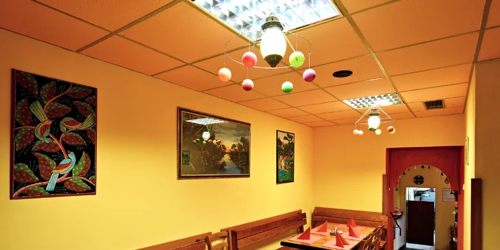 Restaurace je jen 2 minuty chůze od tramvajové zastávky Maniny. 