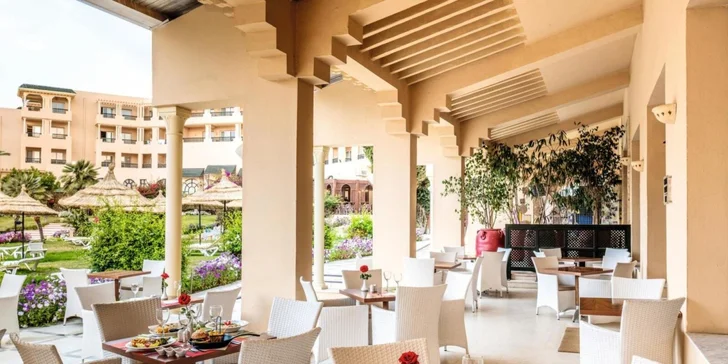 V hlavní restauraci L'Olivier se jídlo mění v zážitek. Těšte se na bohaté bufety, show cooking i tematické večery. 