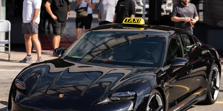 S ním usednete do Porsche a užijete si zážitek z rychlosti. Dáte si jedno, dvě nebo tři kola? 