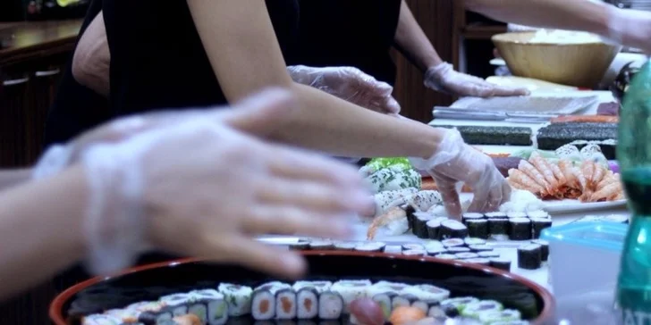 Sushi můžete sníst přímo v restauraci nebo si ho za příplatek nechte zabalit a odneste domů nebo do práce.
