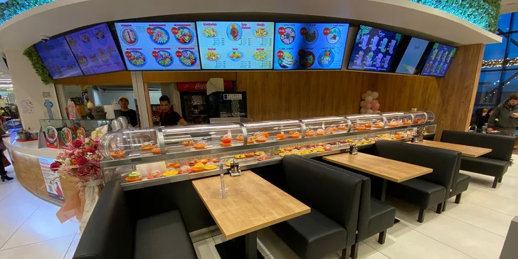 Jakýkoli den v týdnu si tu pochutnáte na running sushi, přičemž hodovat můžete až 2 hod. 