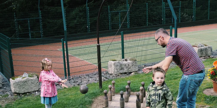 Venkovní dětské hřiště s kuželkami ocenila mama blogerka Mama live s rodinou.