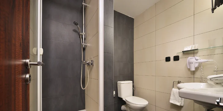  V koupelně najdete sprchový kout nebo vanu, WC, fén i sadu základní hotelové kosmetiky. 