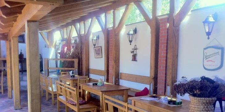 Letní zahrádka s venkovním barem a grilem.