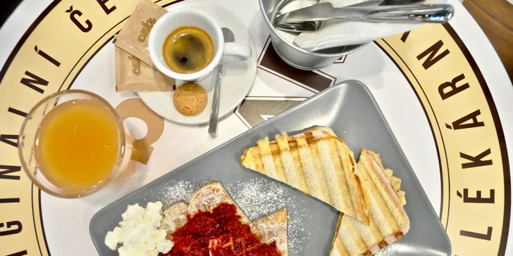Toto menu je sestavené speciálně pro zákazníky Slevomatu. K espressu dostanete toust se šunkou a sýrem, vafle s horkými malinami a šlehačkou a mošt. 
