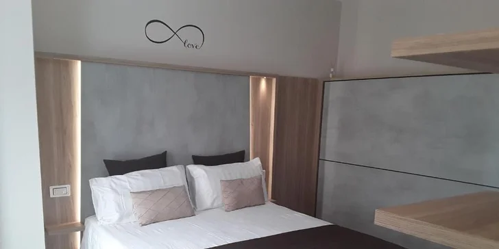 Ubytovaní budete v elegantním dvoulůžkovém pokoji. 
