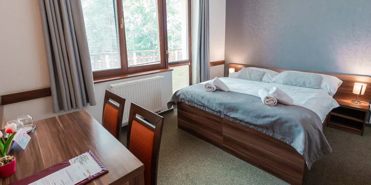 Dvoulůžkový pokoj slibuje pohodovou dovolenou pro celou rodinu.