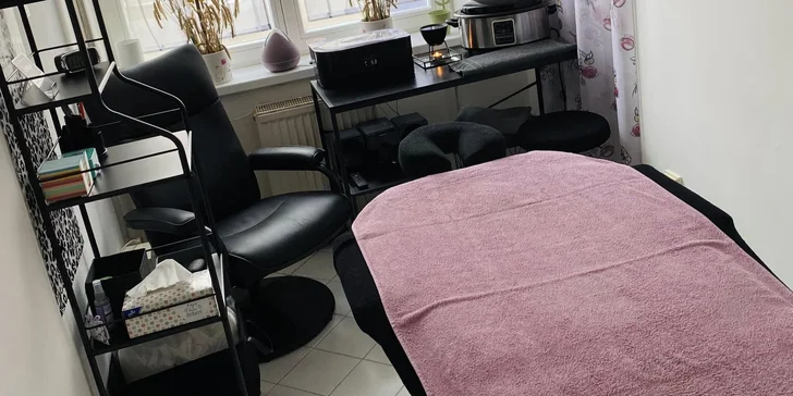 Čeká vás hydratační ošetření vč. použití galvanické žehličky a ultrazvukové špachtle. 