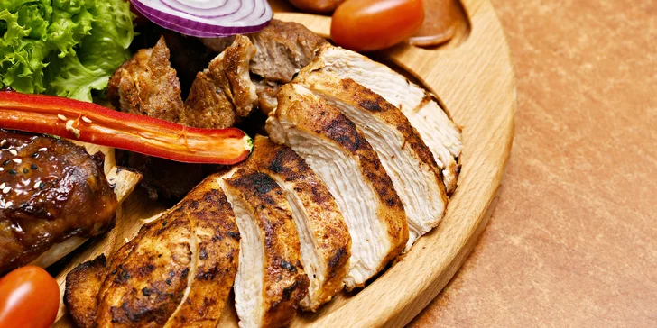 Zvolíte si steak z krkovice nebo kuřecí prso, samozřejmostí je i příloha. 
