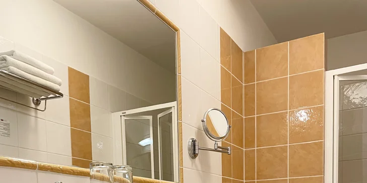Samozrejmosťou je samostatná kúpeľňa so sprchovacím kútom alebo s vaňou.