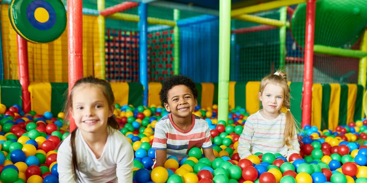 Vaše ratolesti sa môžu vyšantiť na ihriskách s preliezačkami, šmýkľavkami, trampolínami a hojdacími sieťami. 