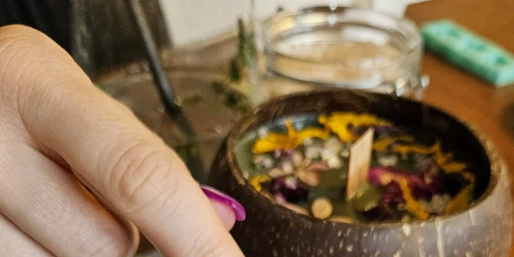 K dozdobení můžete použít sušené květiny a třpytky. 