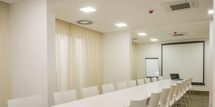  Zvolit můžete také pobyt s polopenzí, v rámci které vás čekají i bufetové večeře.