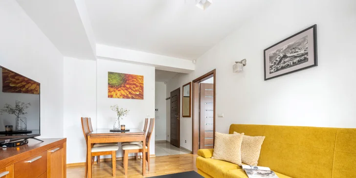 Každý apartmán je vybaven obývací částí s pohodlným gaučem a TV s plochou obrazovkou. 

