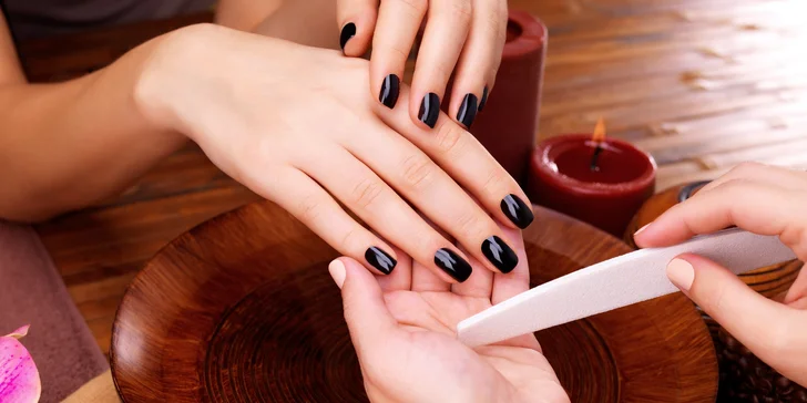Pečlivá manikúra a aplikace gel laku pro krásné nehty