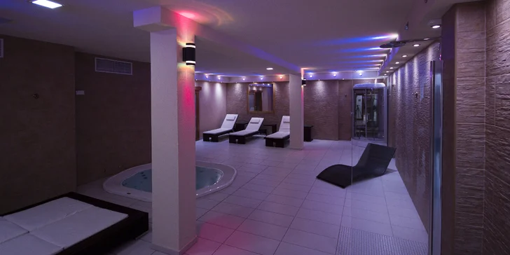 Ve wellness jsou sauny a vířivky. 