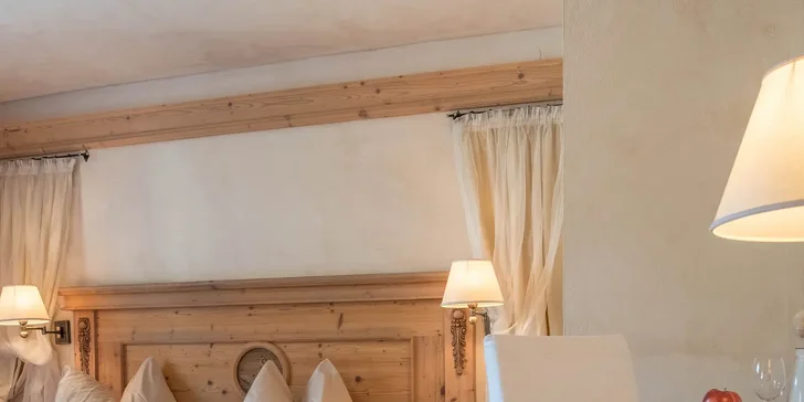 V izbe nechýba kúpeľňa s vaňou alebo sprchou, Wi‑Fi, televízor, balkón alebo terasa s výhľadom a kvalitné postele s výberom vankúšov.
