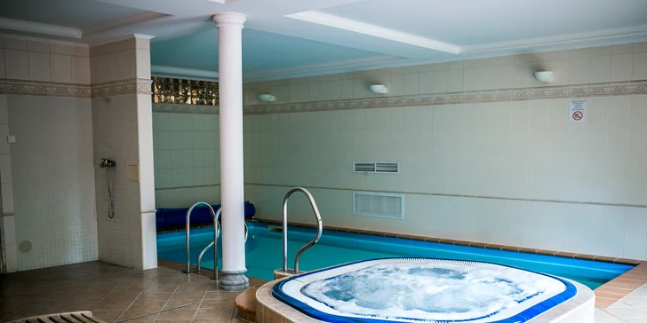 Vo wellness je bazén, vírivka a sauna.