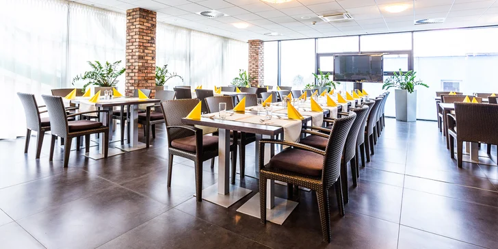 V elegantní restauraci vás čekají každé ráno skvostné snídaně.