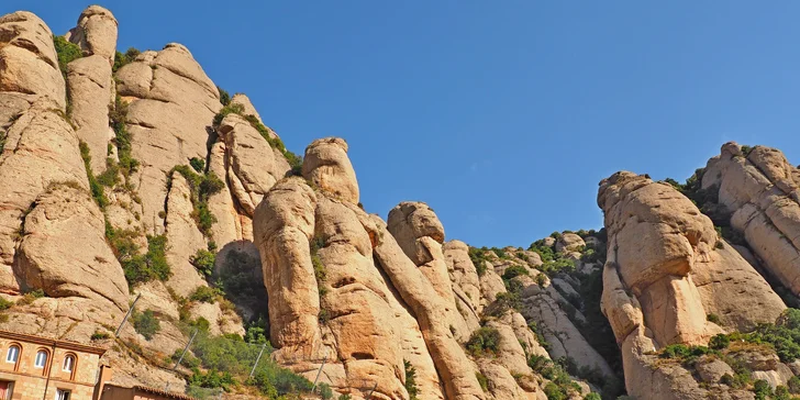 Vyjedete na horu Montserrat, která je velkolepým místem pro nejuctívanější areál Katalánska, benediktinský klášter Montserrat.