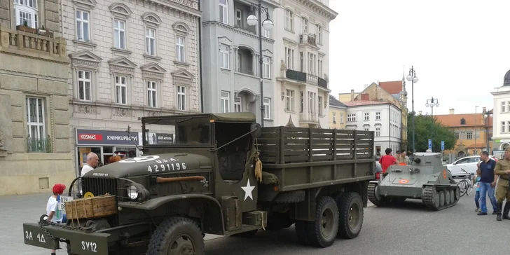 Vůz se účastní pietních akcí k uctění památky nejen našich hrdinů. 