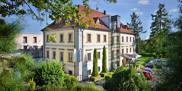 Bydlet budete v 4* hotelu Maxmilian v areálu zámku. 