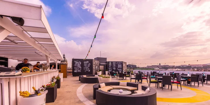 Na střeše hotelu je restaurace a bar s úžasným výhledem na celé město (otevřen dle počasí).  