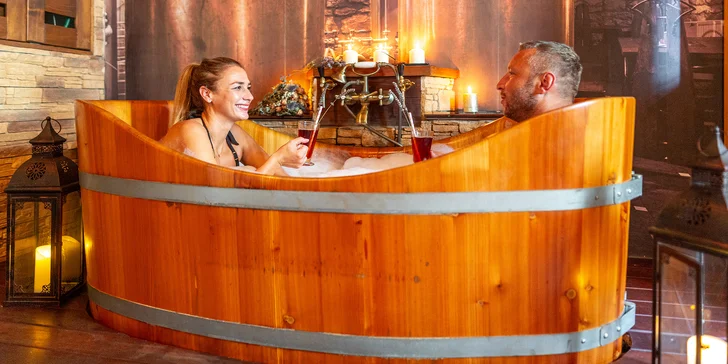 Hřejivý relax pro dva: vinná lázeň a horký drink dle výběru od svařáku po aperol