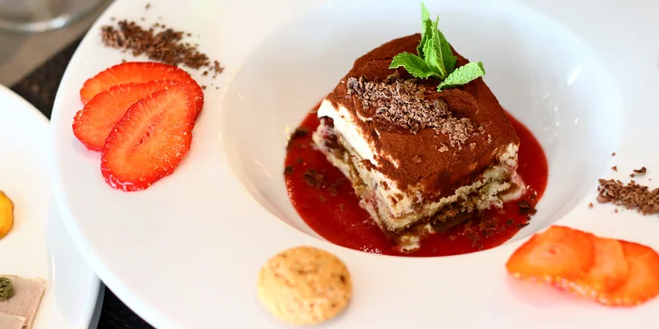 Sladká tečka v podobě jahodového tiramisu s čokoládou.