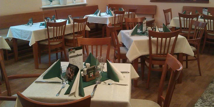 V příjemné restauraci se na vás těší jakýkoli den (mimo pondělí) od 15:00 do 21:00 nebo až 22:00. 