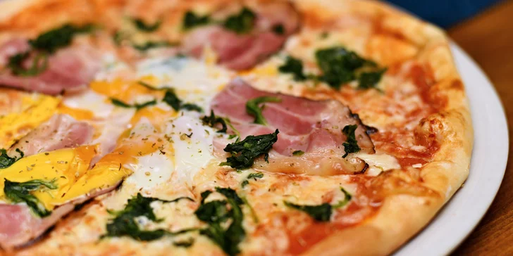 Pizza z tradiční pece chutná nejlépe.