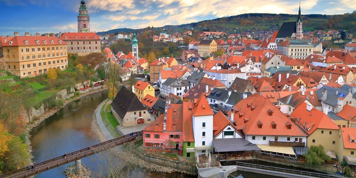 Český Krumlov budete mít po silnici 15 km, České Budějovice jsou 18,5 km a romantický zámek či zoo v Hluboké nad Vltavou 26 km.