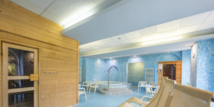 Menšie hotelové wellness, kde sa nachádza vírivka, fínska a infra sauna