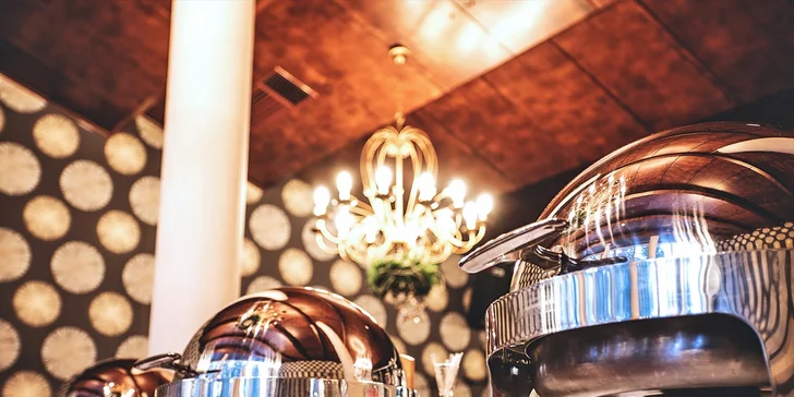 Do místní restaurace, která je otevřená o víkendech ve večerních hodinách, si můžete zajít na oběd a večeři.