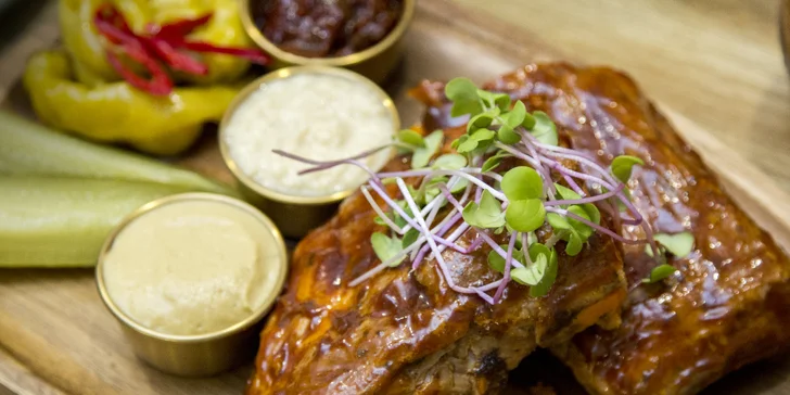Masíčko doprovodí rozpékané plátky chleba, chipotle omáčka, hořčice, křen i nakládaná zelenina.
