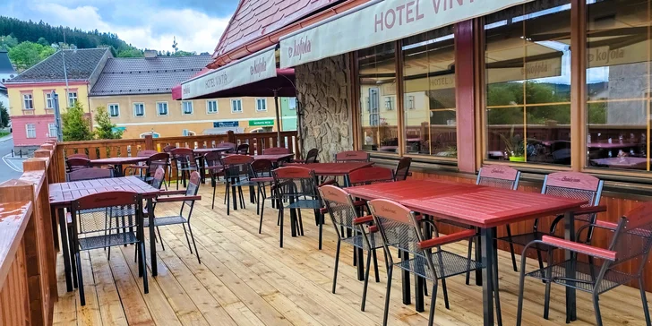 Můžete se posadit na terase s výhledem na horu Hamižná.