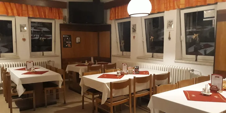 Do příjemné restaurace budete docházet na snídaně a případně večeře.