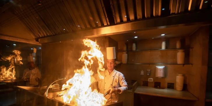 Za doplatek si můžete dopřát prémiový importovaný alkohol nebo čerstvé úlovky v restauraci Smak Fish.

