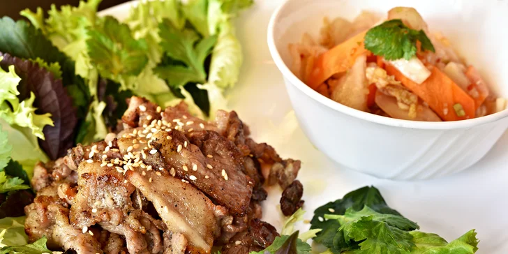 Domácí kimchi salát s grilovaným vepřovým bůčkem a římským salátem „Little Gem“ vás navnadí na další chod.